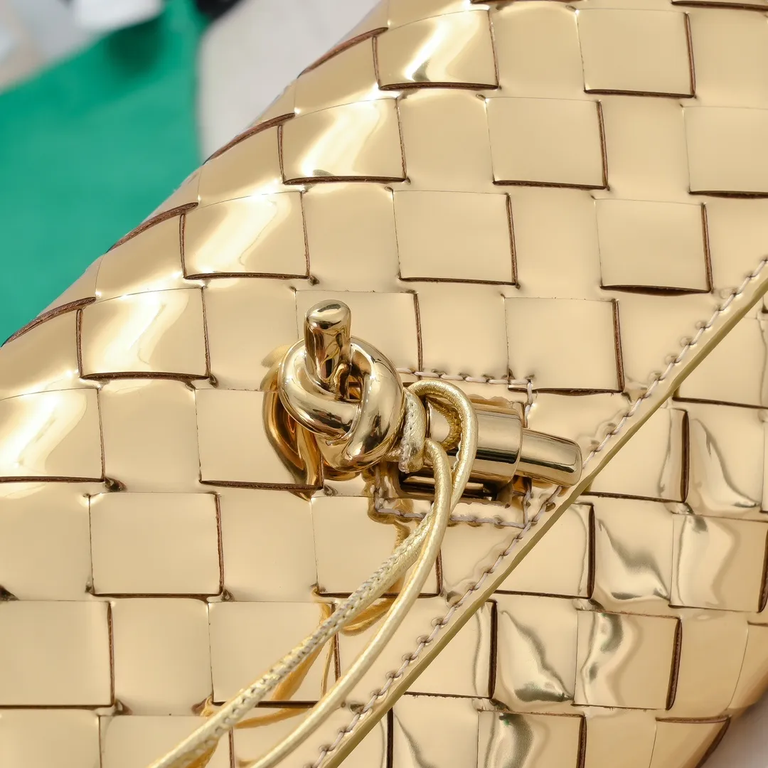 Batch 1160 BV Andiamo clutch wallet is super high-end🤎🤎How come the long clutch bag is so exquisite~ The braided style bag surface paired with all-copper hardware is really warm and high-end. The bag body is super light and can be grabbed easily! It can store a lot of small items and large mobile phones ~ very practical for daily use. Style number: 1504 Size: 19*11.5*3